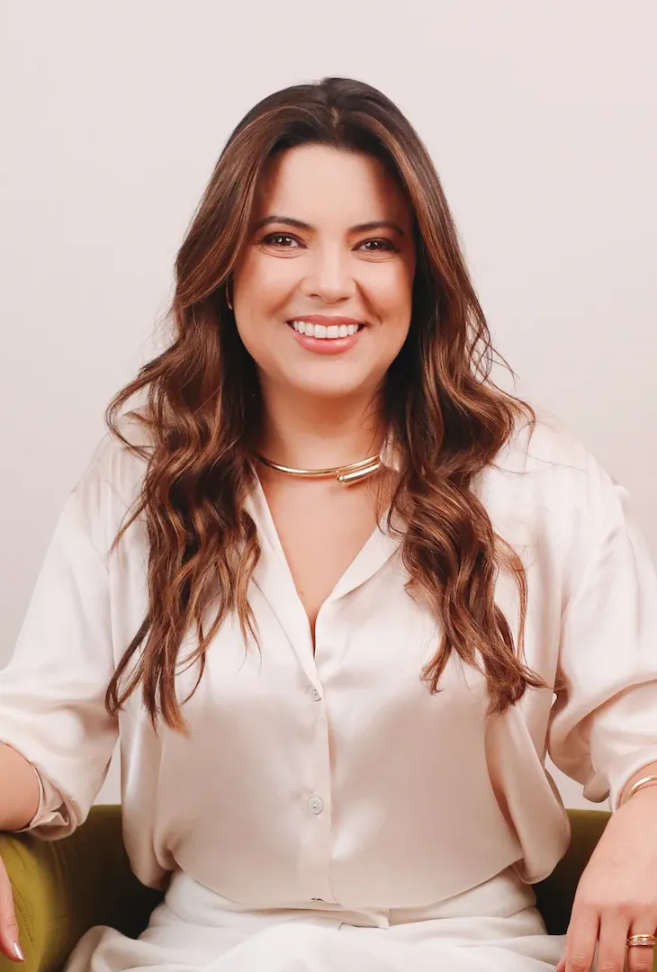 Dra. Bruna do Valle, médica dermatologista com atuação em dermatologia clínica, cirurgia dermatológica e estética